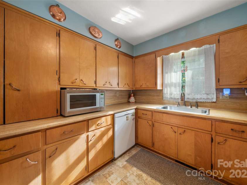335 Lake Circle Drive, Hendersonville, NC 28792.  MLS# CAR4295963, YatesRealty ID 4108. Kitchen