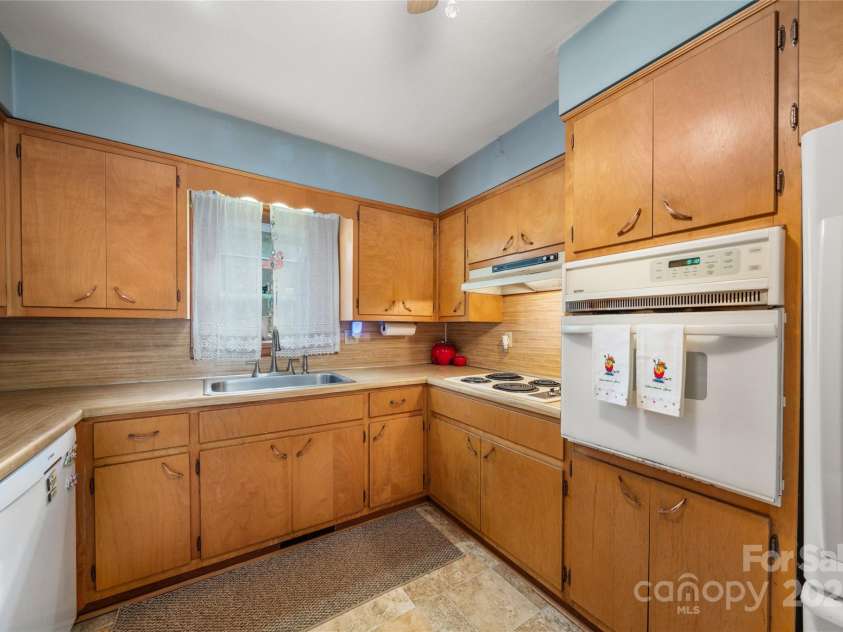 335 Lake Circle Drive, Hendersonville, NC 28792.  MLS# CAR4295963, YatesRealty ID 4108. Kitchen