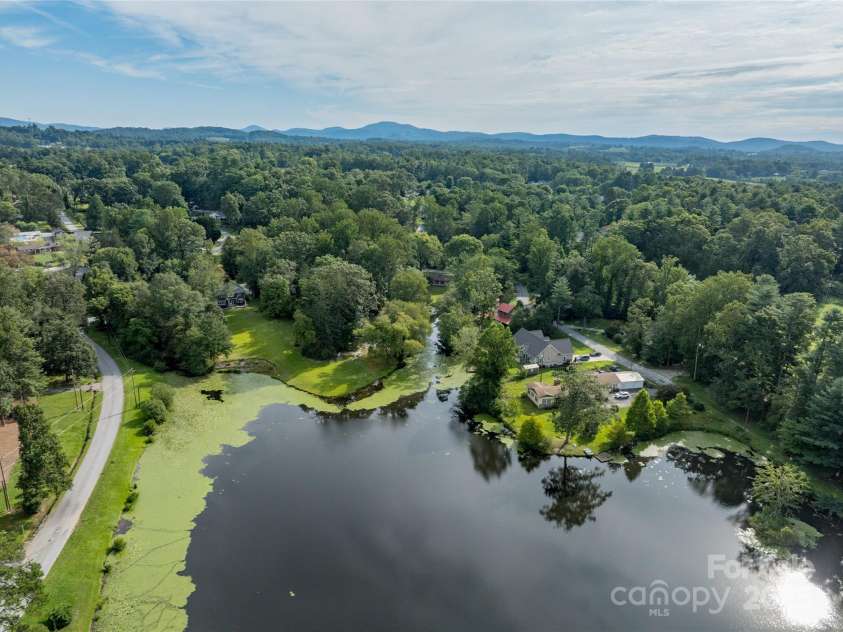 335 Lake Circle Drive, Hendersonville, NC 28792.  MLS# CAR4295963, YatesRealty ID 4108. Lakeview Estates