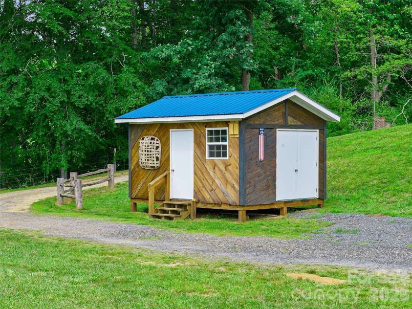 109 Tall Timber Lane, Green Mountain, NC 28740.  MLS# CAR4393810, YatesRealty ID 41080. 