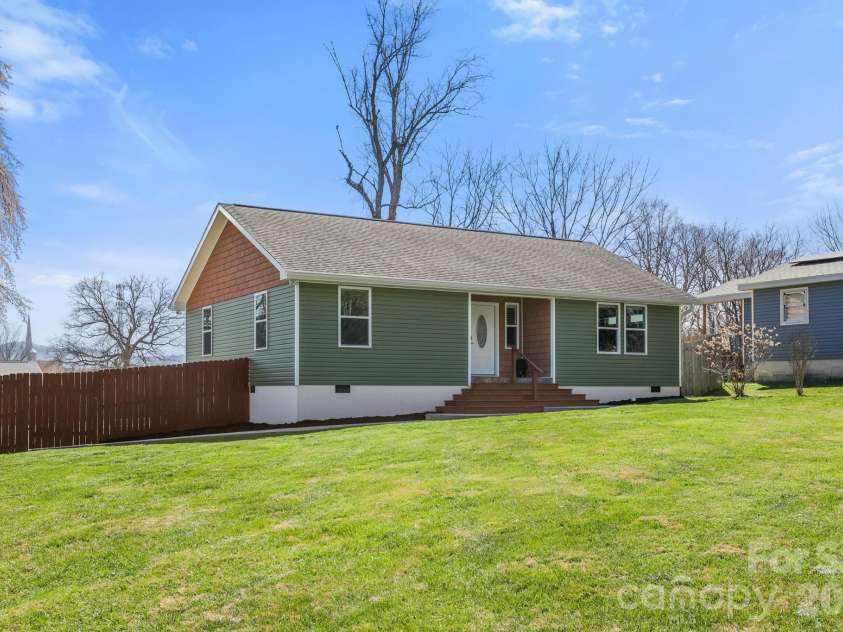 1844 Willow Road, Hendersonville, NC 28739.  MLS# CAR4410412, YatesRealty ID 41081. 