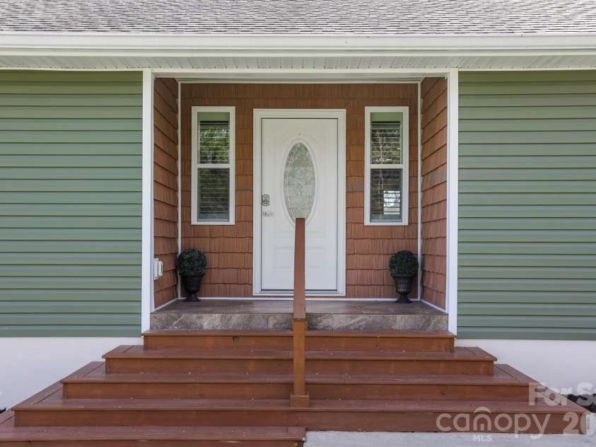 1844 Willow Road, Hendersonville, NC 28739.  MLS# CAR4410412, YatesRealty ID 41081. 