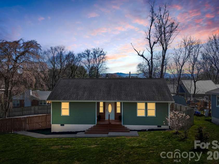 1844 Willow Road, Hendersonville, NC 28739.  MLS# CAR4410412, YatesRealty ID 41081. 