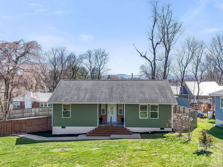 1844 Willow Road, Hendersonville, NC 28739.  MLS# CAR4410412, YatesRealty ID 41081. 