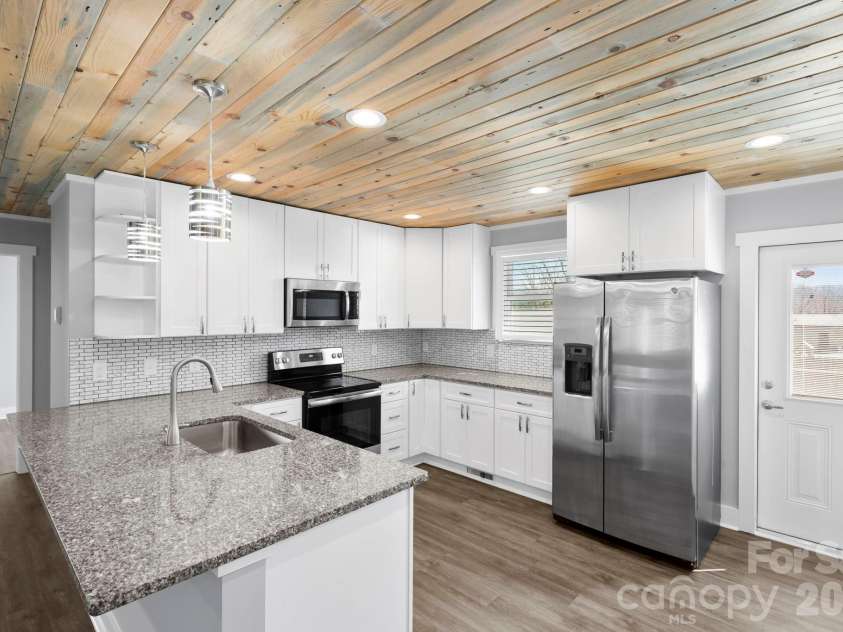 1844 Willow Road, Hendersonville, NC 28739.  MLS# CAR4410412, YatesRealty ID 41081. 