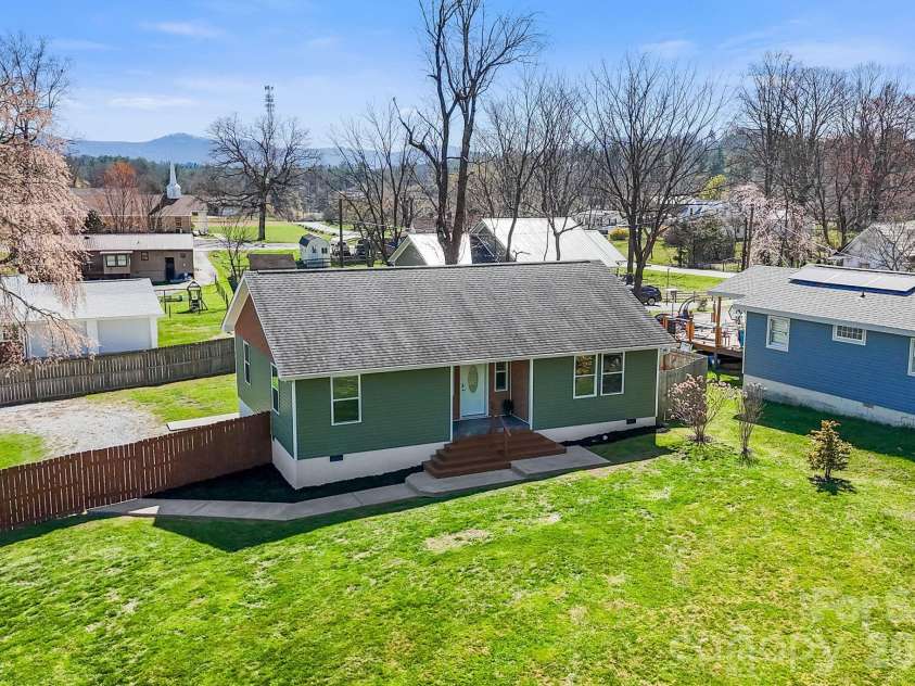 1844 Willow Road, Hendersonville, NC 28739.  MLS# CAR4410412, YatesRealty ID 41081. 
