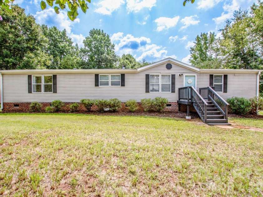 130 Gemstone Drive, Statesville, NC 28625.  MLS# CAR4408885, YatesRealty ID 41082. 