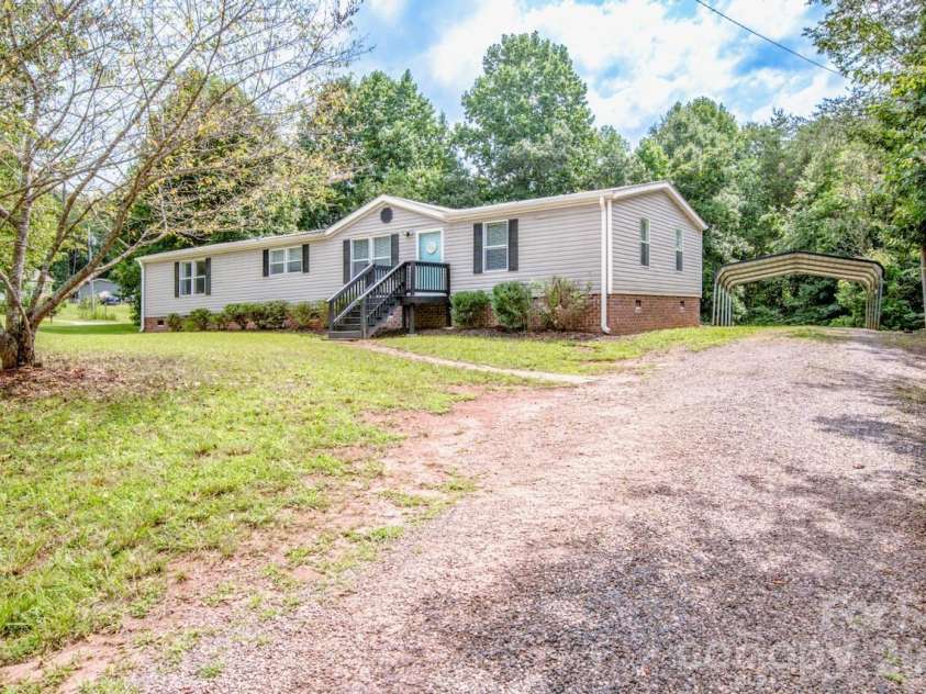 130 Gemstone Drive, Statesville, NC 28625.  MLS# CAR4408885, YatesRealty ID 41082. 