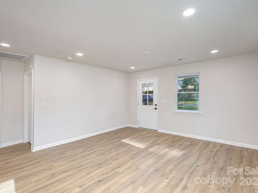429 Dare Drive, Charlotte, NC 28206.  MLS# CAR4202944, YatesRealty ID 4109. 