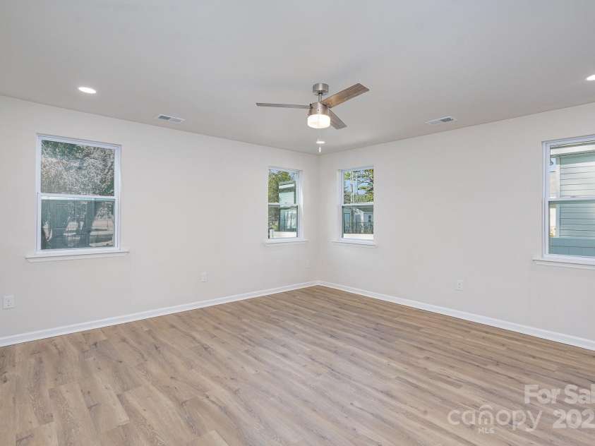 429 Dare Drive, Charlotte, NC 28206.  MLS# CAR4202944, YatesRealty ID 4109. 