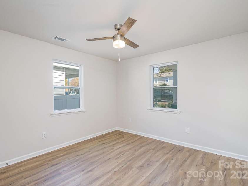 429 Dare Drive, Charlotte, NC 28206.  MLS# CAR4202944, YatesRealty ID 4109. 