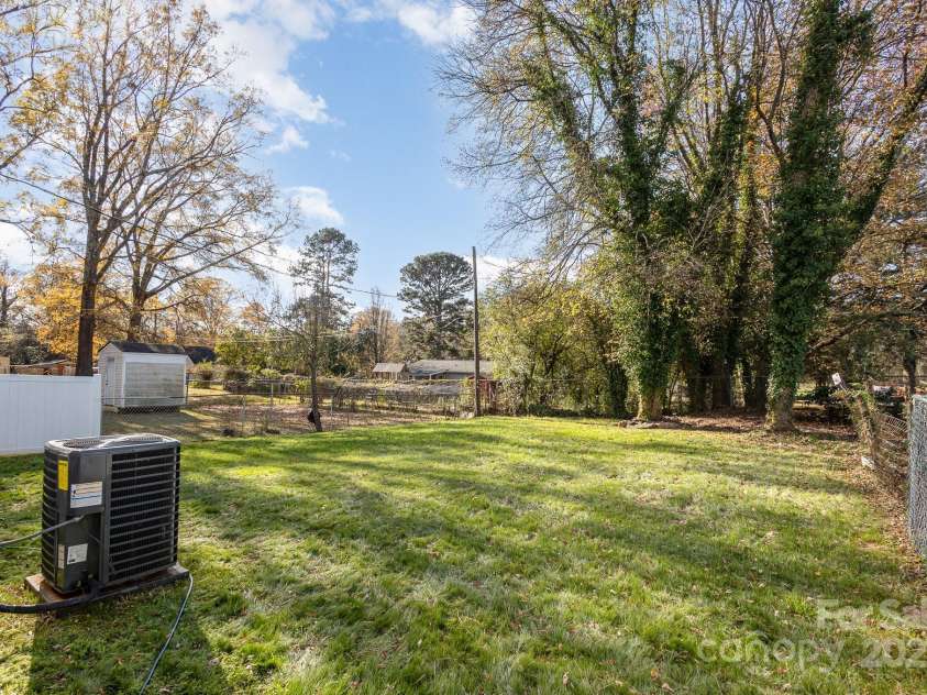 429 Dare Drive, Charlotte, NC 28206.  MLS# CAR4202944, YatesRealty ID 4109. 