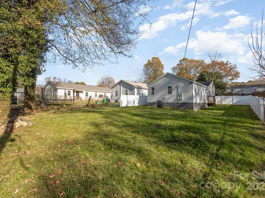 429 Dare Drive, Charlotte, NC 28206.  MLS# CAR4202944, YatesRealty ID 4109. 
