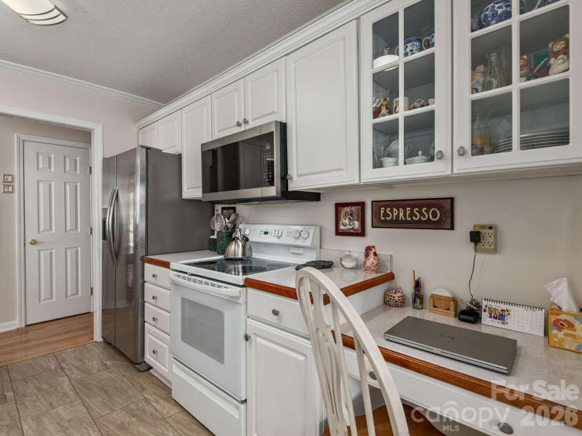 15 Winding Oak Drive, Arden, NC 28704.  MLS# CAR4405857, YatesRealty ID 41093. Beautiful, bright white kitchen featuring a dedicated office nook