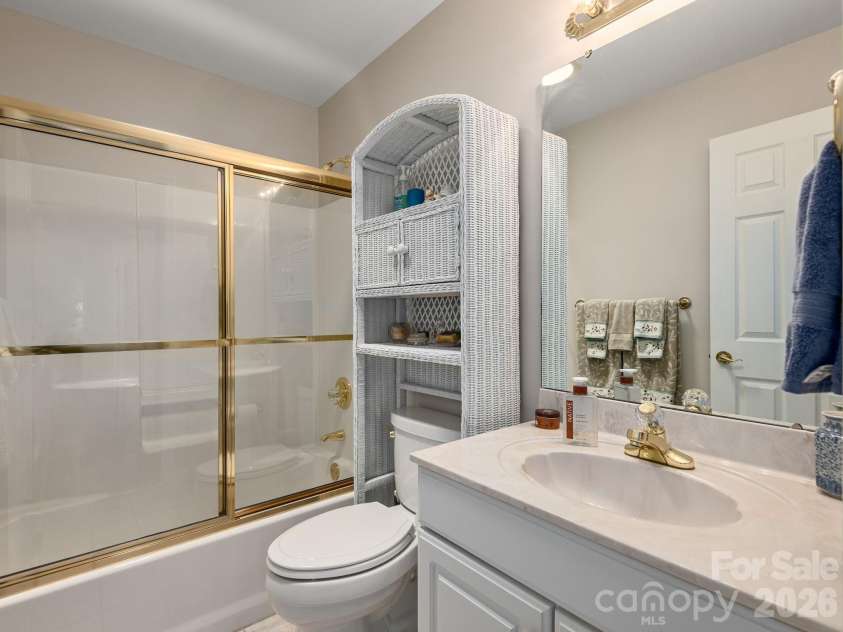 15 Winding Oak Drive, Arden, NC 28704.  MLS# CAR4405857, YatesRealty ID 41093. Full bathroom