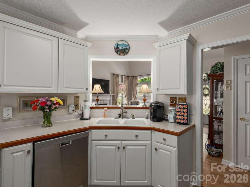 15 Winding Oak Drive, Arden, NC 28704.  MLS# CAR4405857, YatesRealty ID 41093. Meticulously maintained kitchen