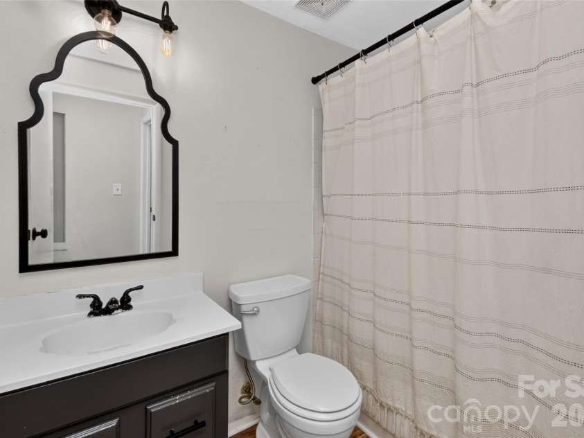 5900 Tillery Drive, Charlotte, NC 28226.  MLS# CAR4406670, YatesRealty ID 41096. Hall bath with tub/shower combo