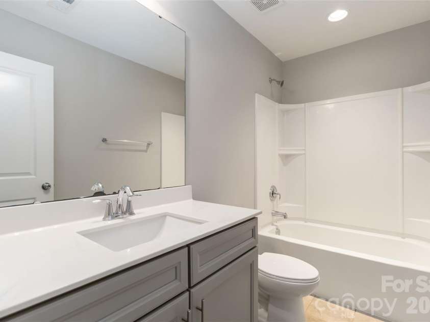 11311 Savannah Creek Drive, Charlotte, NC 28273.  MLS# CAR4409279, YatesRealty ID 41099. Upper Level Full Bathroom
