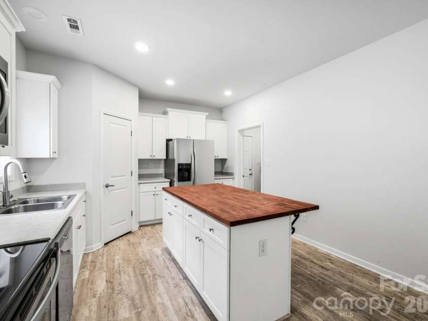 138 Lone Eagle Lane, Hendersonville, NC 28739.  MLS# CAR4342910, YatesRealty ID 4110. 