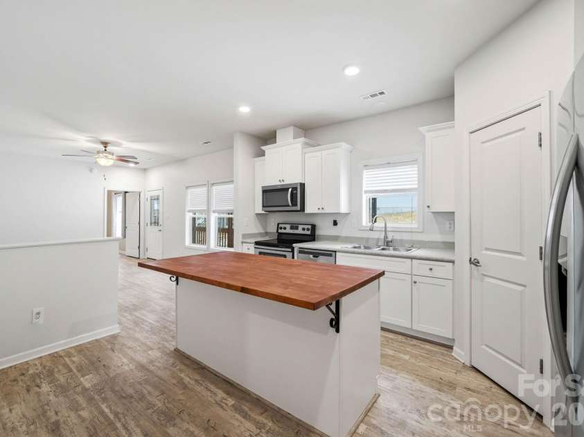 138 Lone Eagle Lane, Hendersonville, NC 28739.  MLS# CAR4342910, YatesRealty ID 4110. 
