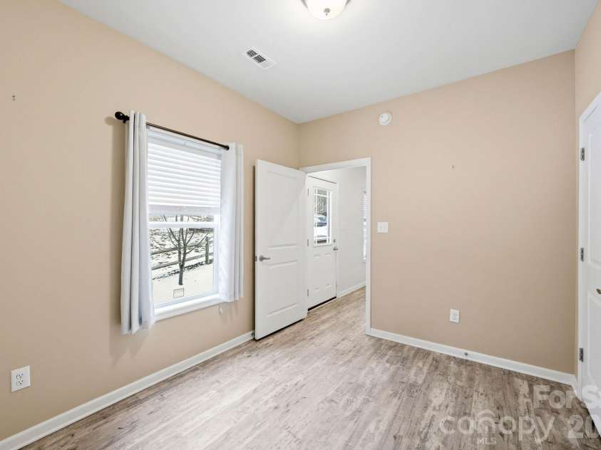138 Lone Eagle Lane, Hendersonville, NC 28739.  MLS# CAR4342910, YatesRealty ID 4110. 