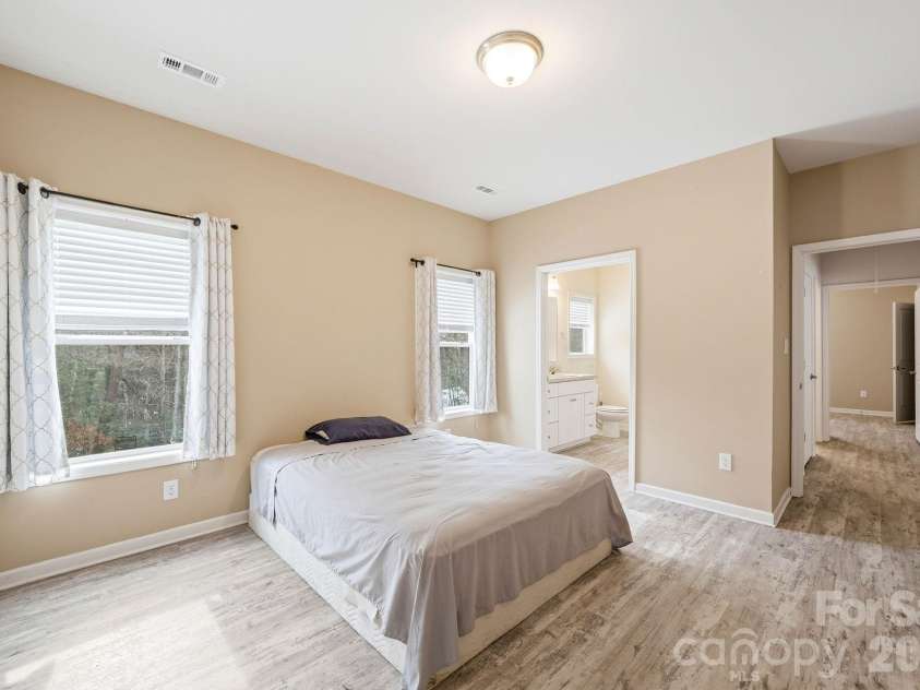 138 Lone Eagle Lane, Hendersonville, NC 28739.  MLS# CAR4342910, YatesRealty ID 4110. 