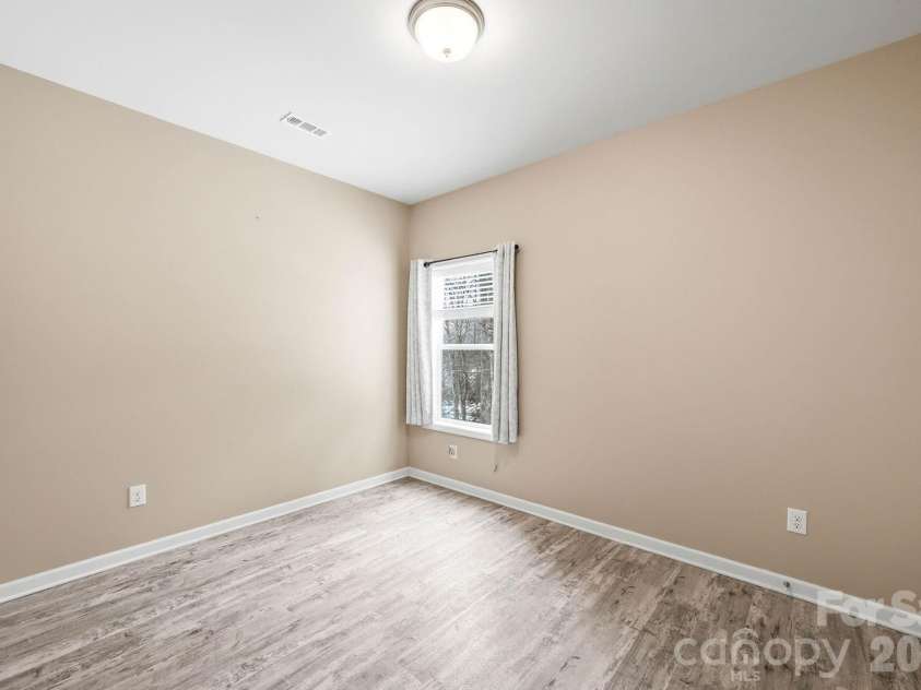 138 Lone Eagle Lane, Hendersonville, NC 28739.  MLS# CAR4342910, YatesRealty ID 4110. 