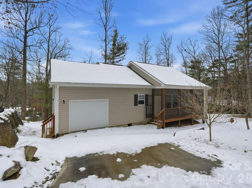 138 Lone Eagle Lane, Hendersonville, NC 28739.  MLS# CAR4342910, YatesRealty ID 4110. 