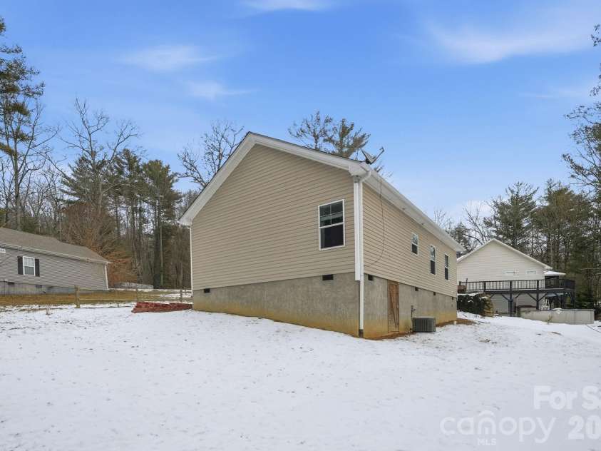 138 Lone Eagle Lane, Hendersonville, NC 28739.  MLS# CAR4342910, YatesRealty ID 4110. 