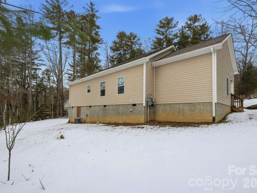 138 Lone Eagle Lane, Hendersonville, NC 28739.  MLS# CAR4342910, YatesRealty ID 4110. 