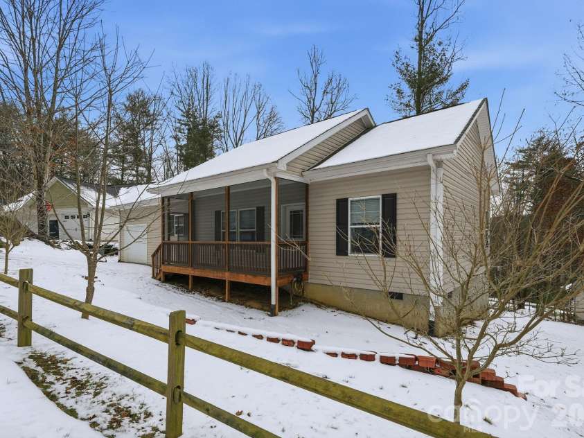 138 Lone Eagle Lane, Hendersonville, NC 28739.  MLS# CAR4342910, YatesRealty ID 4110. 