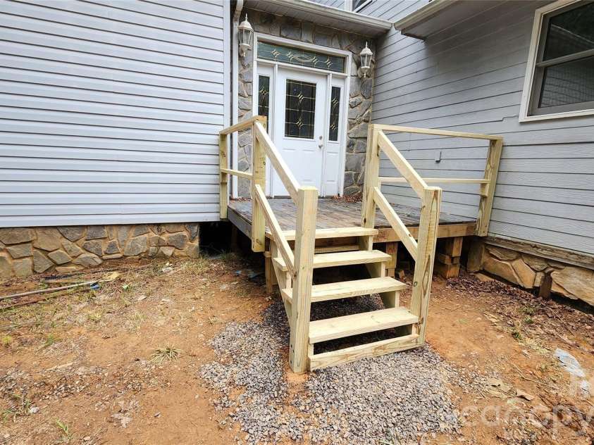 2020 Ada Williams Lane, Lenoir, NC 28645.  MLS# CAR4410237, YatesRealty ID 41102. Foyer Entry