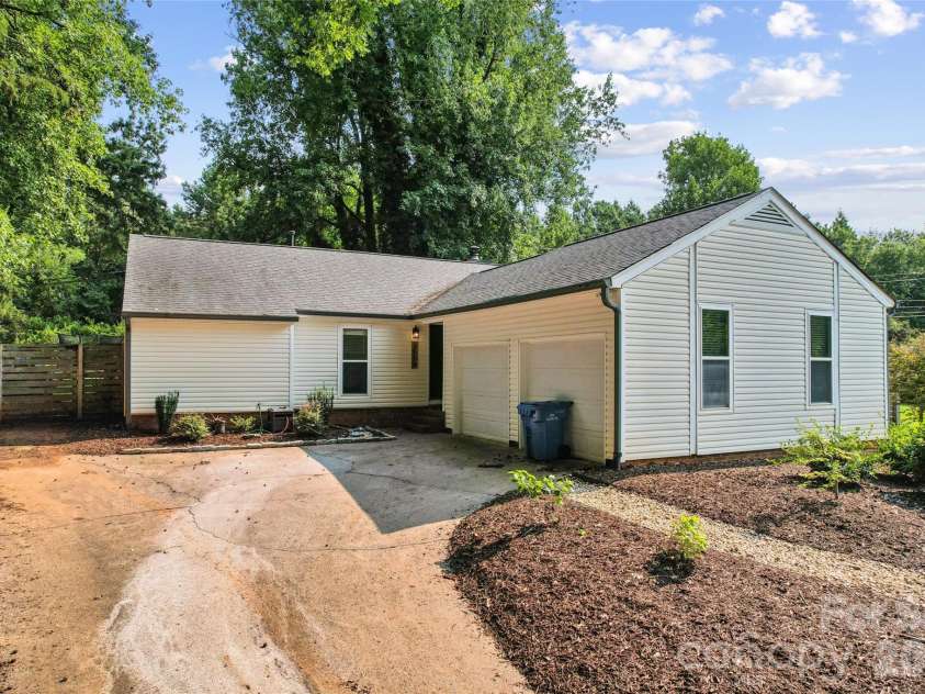 3554 Jared Court, Matthews, NC 28105.  MLS# CAR4409066, YatesRealty ID 41103. 