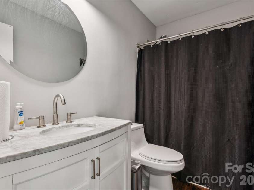 3554 Jared Court, Matthews, NC 28105.  MLS# CAR4409066, YatesRealty ID 41103. Hall Bath