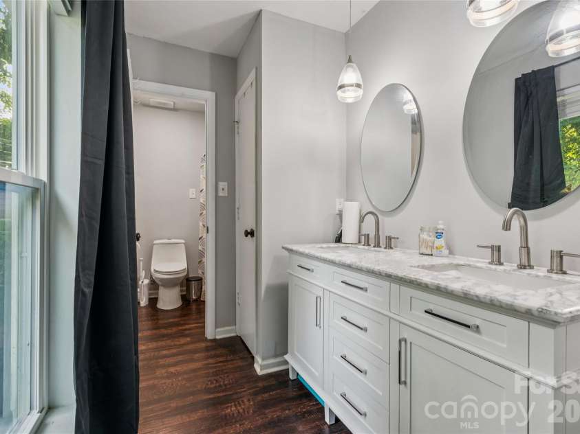 3554 Jared Court, Matthews, NC 28105.  MLS# CAR4409066, YatesRealty ID 41103. Primary Bath