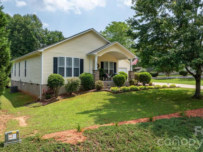 161 Winding Cedar Drive, Statesville, NC 28677.  MLS# CAR4407549, YatesRealty ID 41104. 