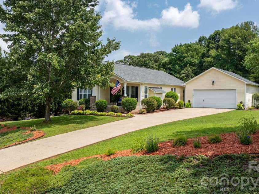 161 Winding Cedar Drive, Statesville, NC 28677.  MLS# CAR4407549, YatesRealty ID 41104. 