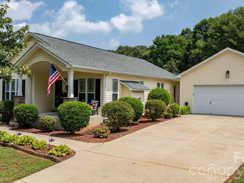 161 Winding Cedar Drive, Statesville, NC 28677.  MLS# CAR4407549, YatesRealty ID 41104. 