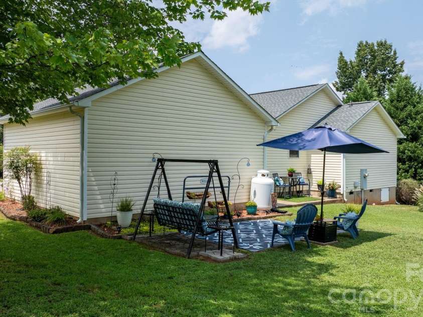 161 Winding Cedar Drive, Statesville, NC 28677.  MLS# CAR4407549, YatesRealty ID 41104. 