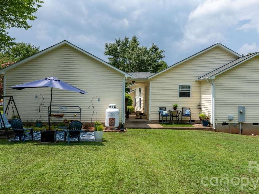 161 Winding Cedar Drive, Statesville, NC 28677.  MLS# CAR4407549, YatesRealty ID 41104. 