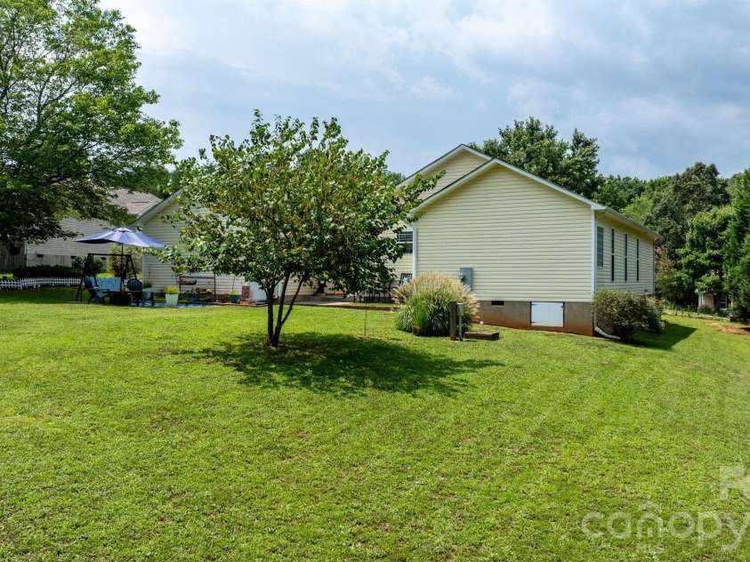 161 Winding Cedar Drive, Statesville, NC 28677.  MLS# CAR4407549, YatesRealty ID 41104. 