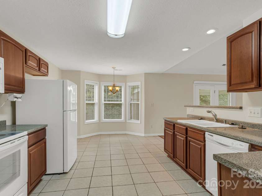 41 Sunview Circle, Arden, NC 28704.  MLS# CAR4235313, YatesRealty ID 4111. Kitchen