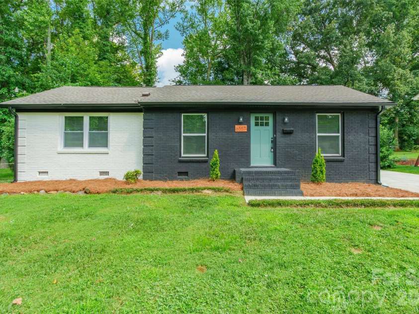 6557 Covecreek Drive, Charlotte, NC 28215.  MLS# CAR4409078, YatesRealty ID 41110. 
