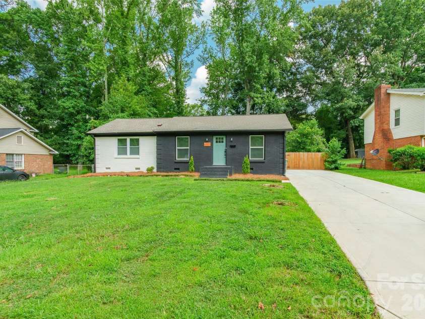 6557 Covecreek Drive, Charlotte, NC 28215.  MLS# CAR4409078, YatesRealty ID 41110. 