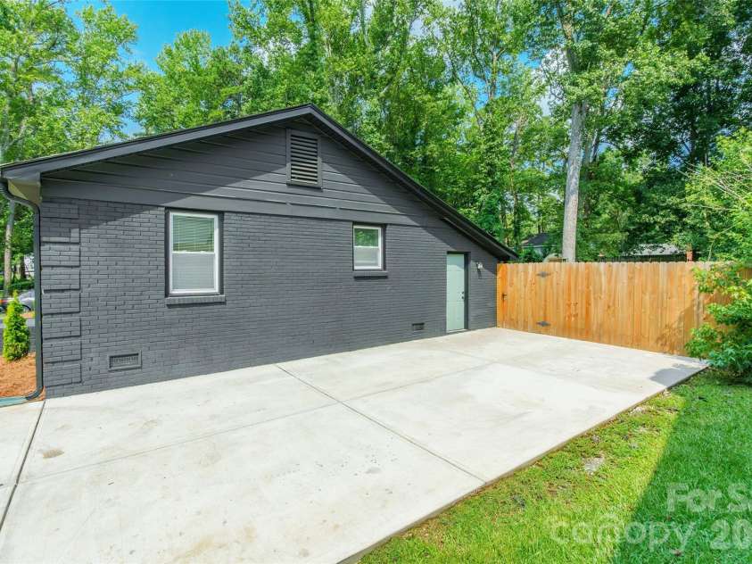 6557 Covecreek Drive, Charlotte, NC 28215.  MLS# CAR4409078, YatesRealty ID 41110. 