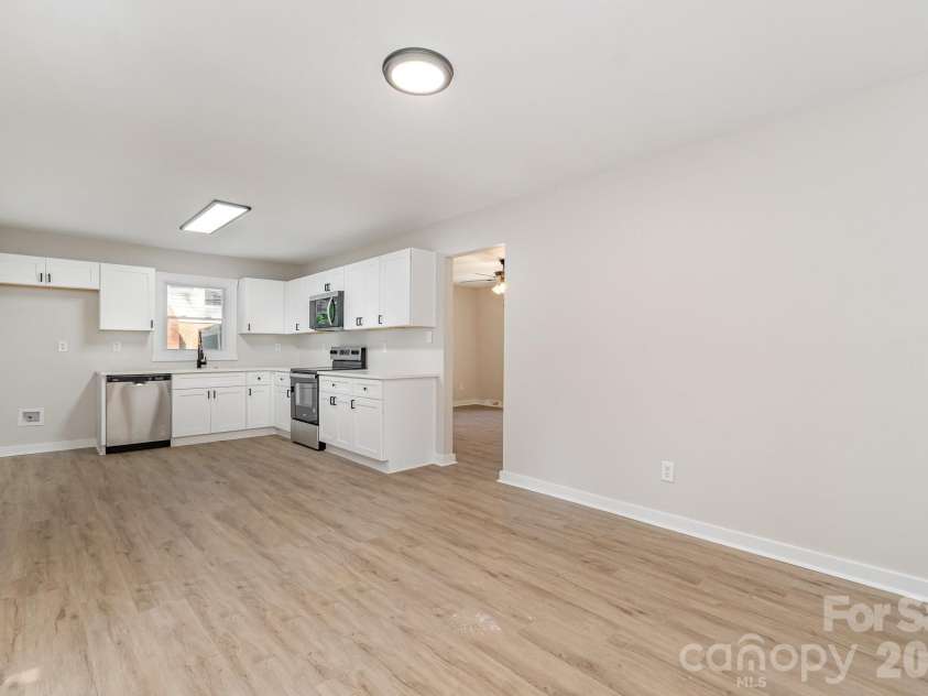 6557 Covecreek Drive, Charlotte, NC 28215.  MLS# CAR4409078, YatesRealty ID 41110. 