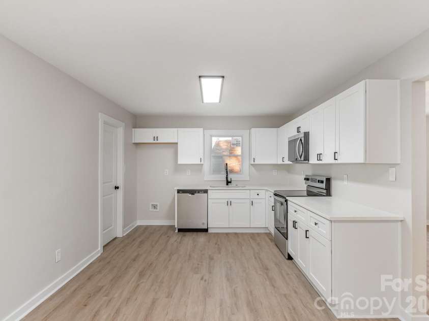 6557 Covecreek Drive, Charlotte, NC 28215.  MLS# CAR4409078, YatesRealty ID 41110. 