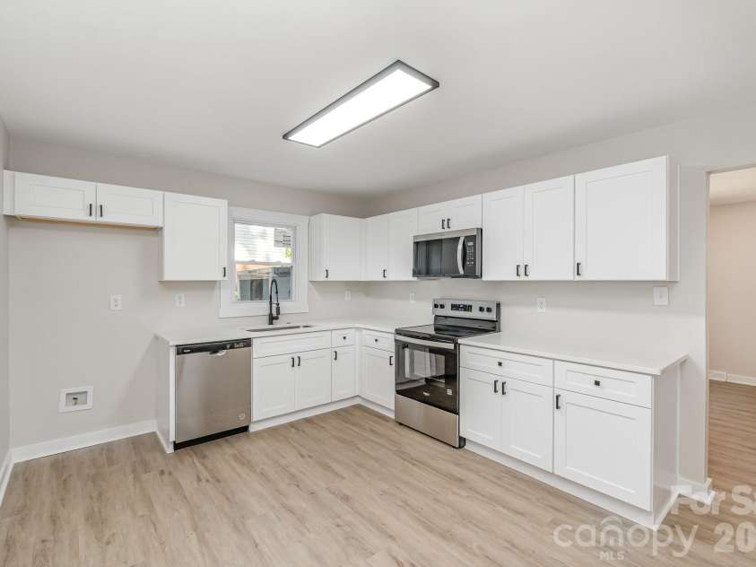 6557 Covecreek Drive, Charlotte, NC 28215.  MLS# CAR4409078, YatesRealty ID 41110. 