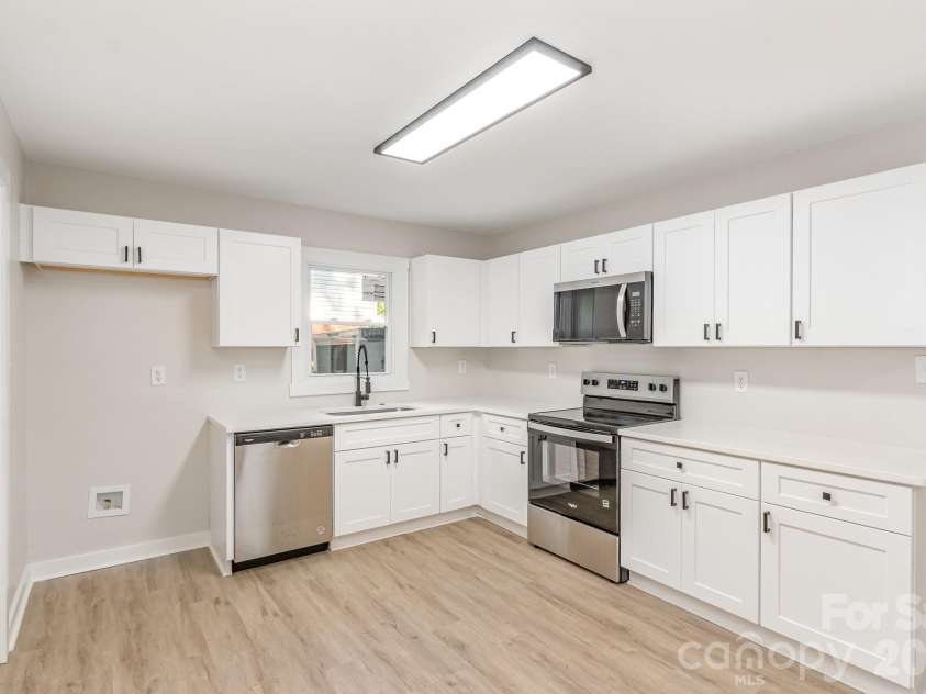 6557 Covecreek Drive, Charlotte, NC 28215.  MLS# CAR4409078, YatesRealty ID 41110. 