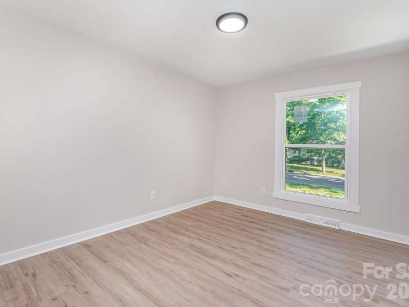 6557 Covecreek Drive, Charlotte, NC 28215.  MLS# CAR4409078, YatesRealty ID 41110. 